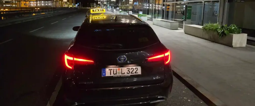 Taxista Fahrzeug bei einer nächtlichen Abholung für Taxi- und Flughafentransfer