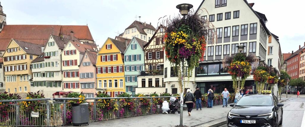 Taxi in Tübingen an der Neckarfront für Stadtfahrten und Transfers